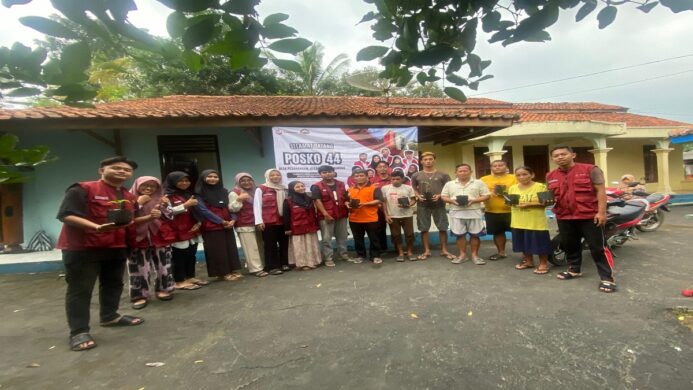 Program Kerja KKN Kelompok 44 Universitas Peradaban dalam Meningkatkan Ketahanan Pangan melalui Pembagian Bibit Cabai di Desa Pesahangan