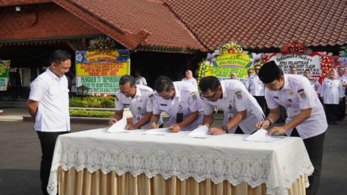 Bupati Cilacap Teken Komitmen Kepala OPD Tandatangani Pakta Integritas