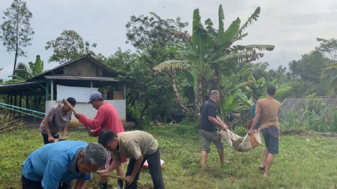 Kerja Bakti Membangun Lapangan Voli: Sinergi Mahasiswa KKN dan Masyarakat Desa Pesahangan