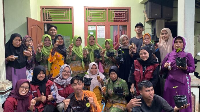 Pembuatan Jamu Tradisional Bersama Mahasiswa KKN di Desa Pesahangan