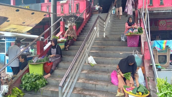 Para penjual bunga di Pasar Sampang Cilacap saat menjual daganganya di tangga pintu masuk pasar Foto Asep