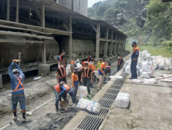 Tingkatkan Keselamatan Angkutan Barang, KAI Divre II Sumbar Bersihkan Jalur Bongkar Klinker di Teluk Bayur