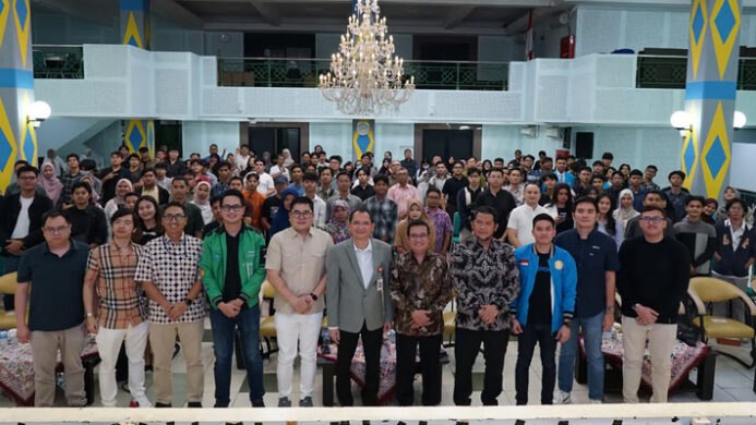 CMO Tokocrypto Wan Iqbal sebagai panelis dalam rangkaian kegiatan roadshow Bulan Literasi Kripto (BLK) 2025 di kota Surabaya Sumber Tokocrypto