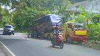 Evakuasi Mikro Bus Yang Terbakar di Jalan Raya Purwokerto Patikraja
