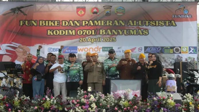 Penyerahan tali asih dalam acara fun bike dan pameran alutsista Minggu 20 April 2025 (Foto istimewa)