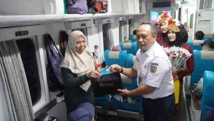 Peringati Hari Kartini, KAI Daop 8 Surabaya Sapa Pelanggan serta Bagikan Ratusan Bunga dan Suvenir