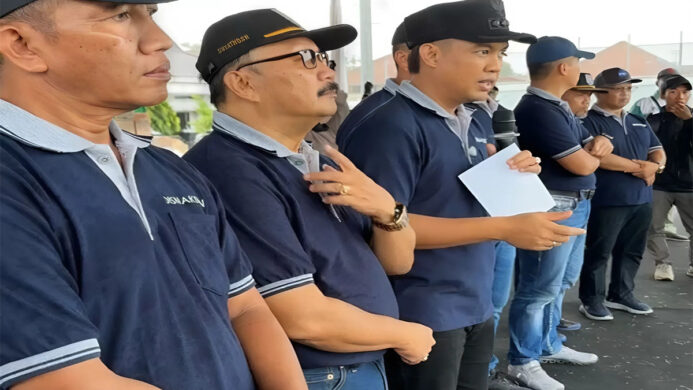 Bupati Cilacap Syamsul Aulia Rachman saat memberikan respon tritura pekerja Cilacap pada 1 Mei 2025 (Foto Asep)