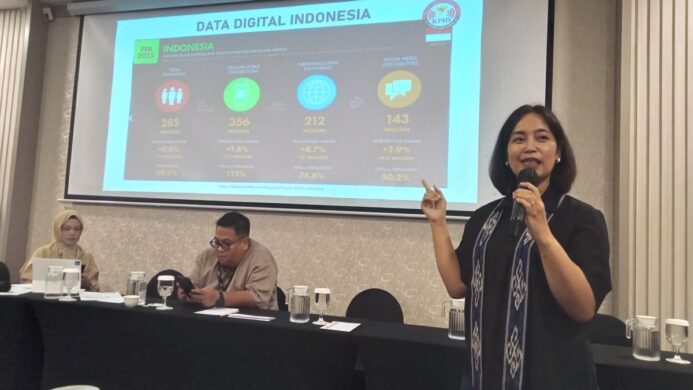 Budhi Widi Astuti akademisi ilmu komunikasi UKSW Salatiga saat memberikan materi pada Selasa 29 April 2025 (Foto Asep)