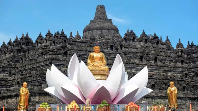 Rayakan Hari Waisak 2025