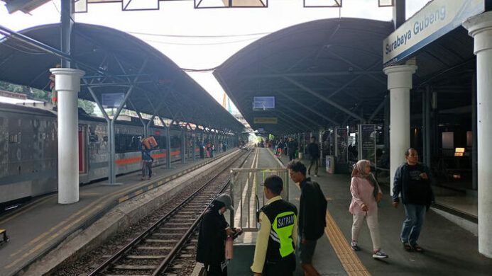 212 734 Penumpang Gunakan KA (1)