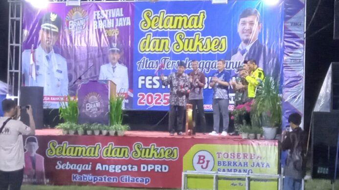 Pemukulan gong pembukaan Festival Brani Jaya 2025 pada Sabtu 17 Mei 2025 malam (Foto Asep)