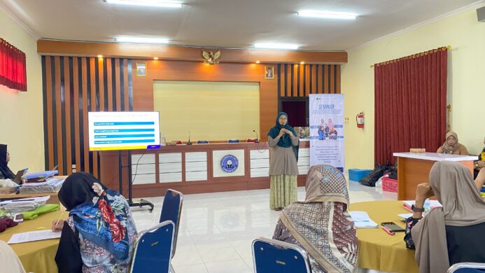 Sebanyak 28 ibu-ibu dari Majelis Ekonomi dan Ketenagakerjaan (MEK) Pimpinan Cabang 'Aisyiyah Moyudan mengikuti kegiatan pelatihan kerajinan hantaran pernikahan yang diselenggarakan di SMK Muhammadiyah 1 Moyudan, Sleman, Yogyakarta pada Minggu (27/4/2025).