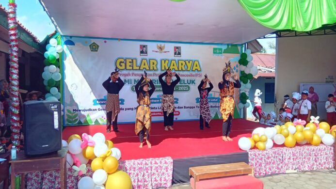 Penampilan siswa siswi MI Maarif NU 1 Teluk dalam acara Gelar Karya P5 pada Selasa 20 Mei 2025 (Foto Asep)