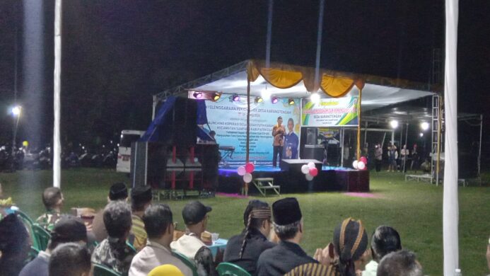 Kades Karang Tengah Suhartono saat membuka acara Pekan Asiek Karang Tengah pada Selasa 20 Mei 2025 malam (Foto Asep)