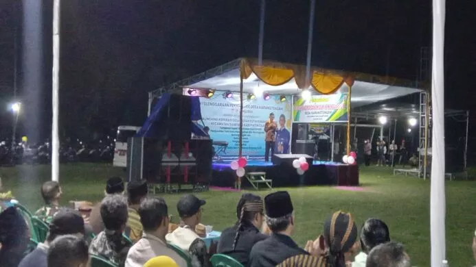 Kades Karang Tengah Suhartono saat membuka acara Pekan Asiek Karang Tengah pada Selasa 20 Mei 2025 malam (Foto Asep)