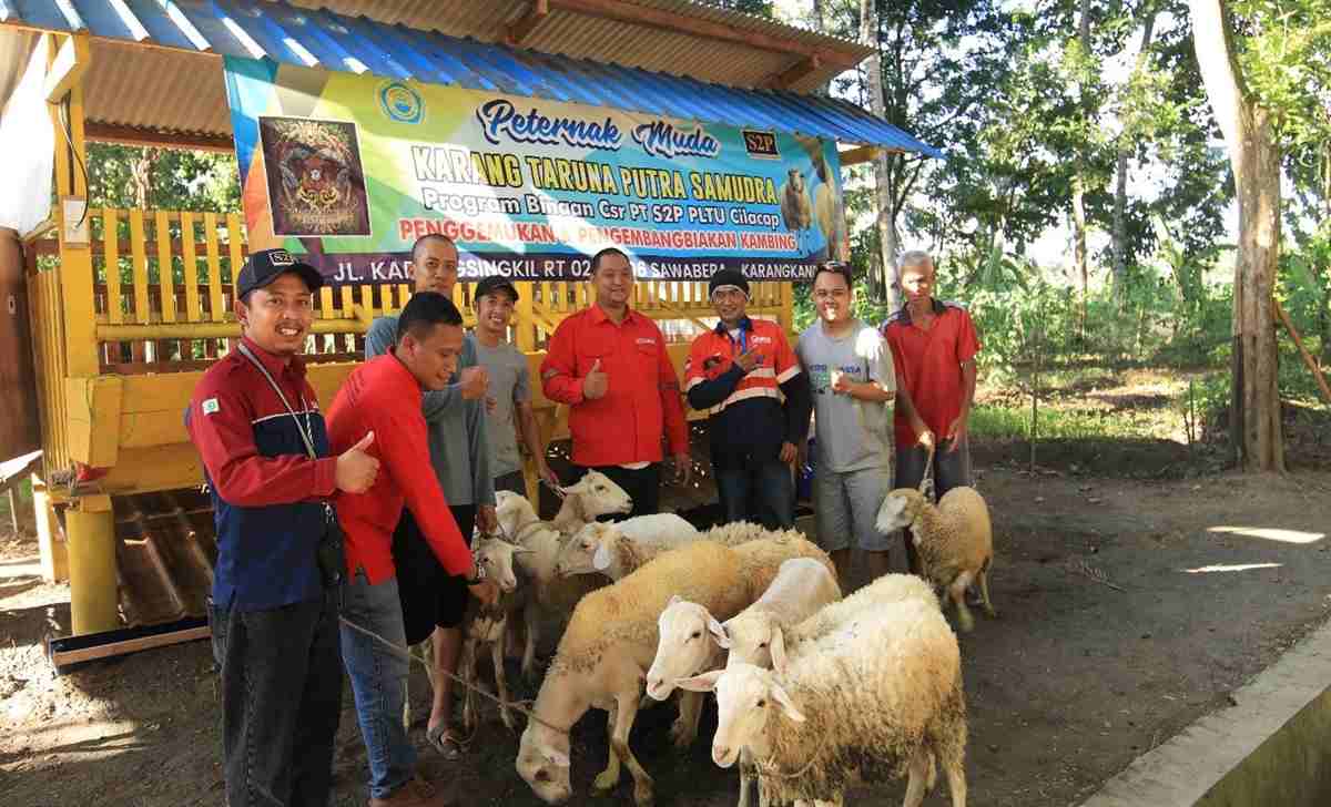 Perusahaan merangsang kreativitas dan produktivitas Karang Taruna untuk menjalankan usaha peternakan kambing Perusahaan merangsang kreativitas dan produktivitas Karang Taruna untuk menjalankan usaha peternakan kambing