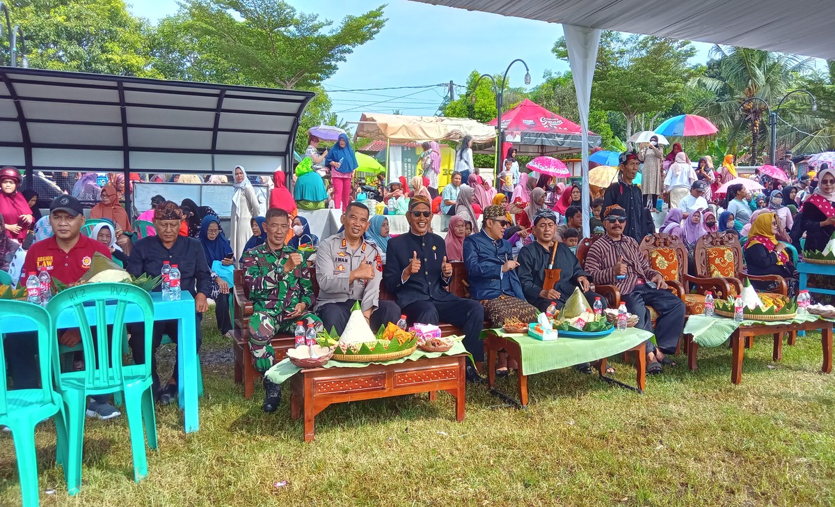 Kades Karang Tengah Camat Sampang beserta tamu undangan pada acara tasyakuran bumi pada Jumat 23 Mei 2025 (Foto Asep) Kades Karang Tengah Camat Sampang beserta tamu undangan pada acara tasyakuran bumi pada Jumat 23 Mei 2025 (Foto Asep)