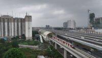 LRT Jabodebek Ajak Pengguna Lebih Waspada dan Manfaatkan Fasilitas Pengering Payung di Stasiun Selama Cuaca Hujan