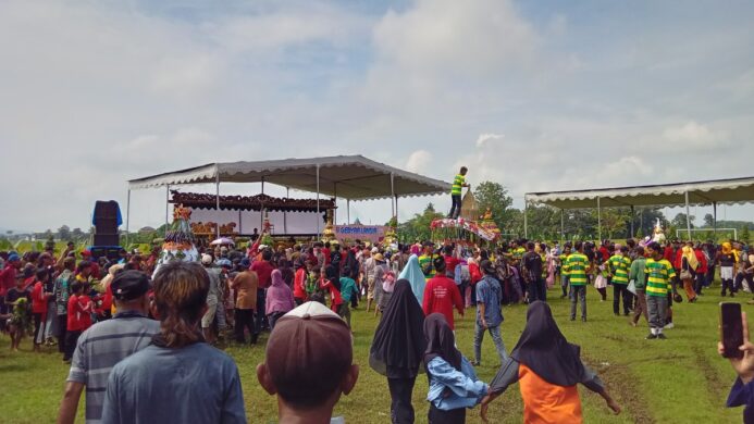 Masyarakat berebut gunungan sayur hasil bumi di RTH Desa Karang Tengah pada Jum'at 23 Mei 2025 pagi (Foto Asep)