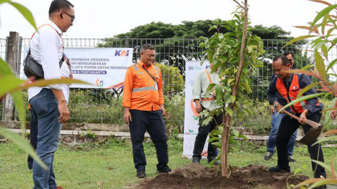 Penanaman pohon secara serentak di wilayah KAI Daop 6 Yogyakarta