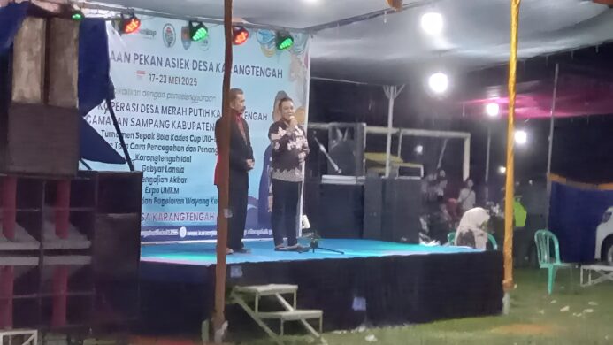 Sindy Sakir (kanan) didampingi Warsito saat meluncurkan KMP Karang Tengah pada Jumat 23 Mei 2025 malam (Foto Asep)