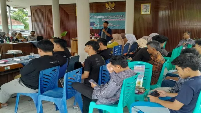 Pemuda Pemudi Desa Hanum ikuti Kegiatan Pelatihan Jurnalistik di Balai Desa Hanum, Kecamatan Dayeuhluhur, Kabupaten Cilacap