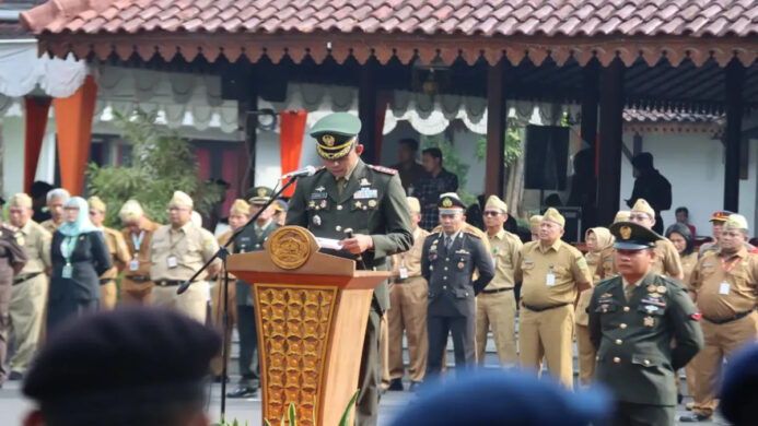 Letkol Arm Ida Bagus saat memimpin upacara Harlah Pancasila Senin 02 Juni 2025 (Foto Dok humas)
