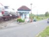 Petugas berjaga saat kereta api melintas di JPL 396 Karangjati Sampang pada Rabu 4 Juni 2025 (Foto Asep)