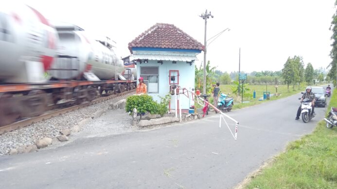 Petugas berjaga saat kereta api melintas di JPL 396 Karangjati Sampang pada Rabu 4 Juni 2025 (Foto Asep)