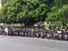 Motor roda dua berjejer rapi parkir di sisi barat Alun alun Purwokerto Selasa 10 Juni 2025 (Foto Asep)