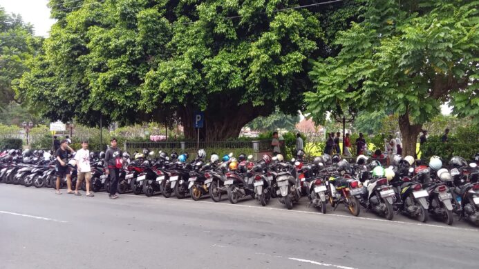 Motor roda dua berjejer rapi parkir di sisi barat Alun alun Purwokerto Selasa 10 Juni 2025 (Foto Asep)