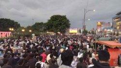 Ribuan Orang Nobar Sepak Bola di Alun-alun Purwokerto