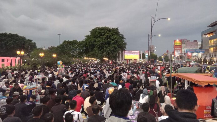 Ribuan orang nobar pertandingan sepak bola Indonesia vs Jepang di Alun alun Purwokerto Selasa 10 Juni 2025 (Foto Asep)
