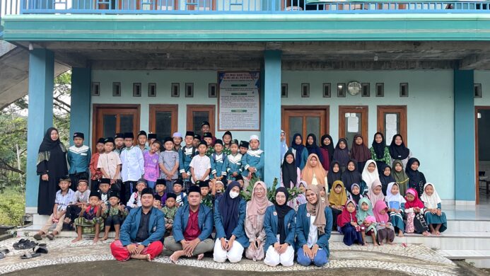 Anak TPQ Diajar Public Speaking Mahasiswa Undip Bikin Santri Kecil Berani Tampil