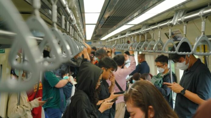 Pengguna LRT Jabodebek Naik 12% Selama Penerapan Kebijakan ASN Wajib Naik Transum KAI Sambut Baik Wacana Perluasan Penerapan untuk Pegawai Swasta