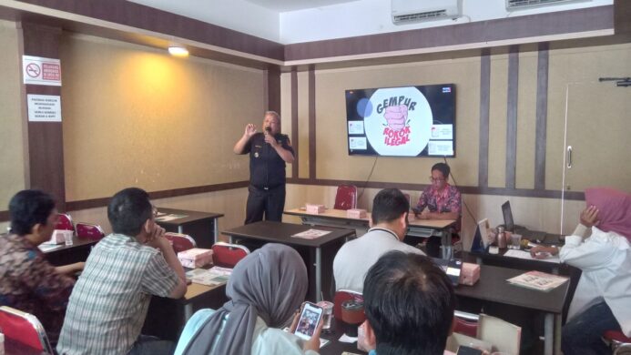 Sarif Hudoyo saat memberikan sosialisasi ketentuan dibidang cukai gempur rokok ilegal pada Selasa 24 Juni 2025 (Foto Asep