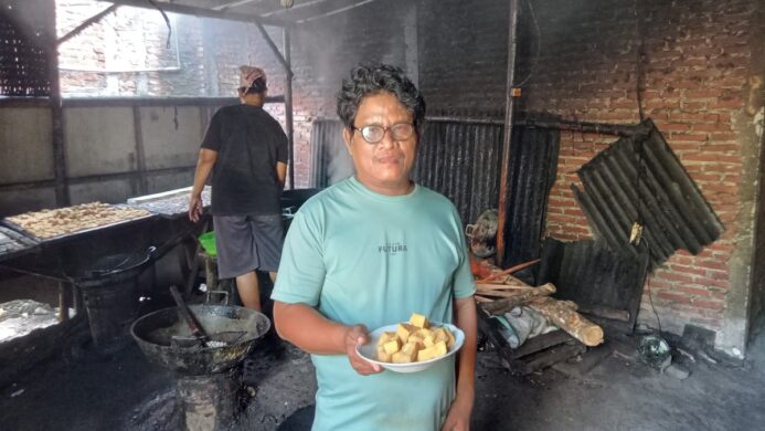 Pemilik UMKM Tahu Goreng Kanaya ditemui saat sedang memproduksi tahu gorengnya (Foto Asep)