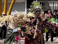 Tak Terduga, Wanita Gendong Kostum Unik Hampir Terjungkal