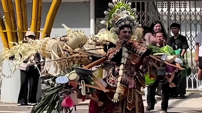Hampir terjungkal wanita kenakan busana uniknya (Foto tangkapan layar @landofosing banyuwangi)