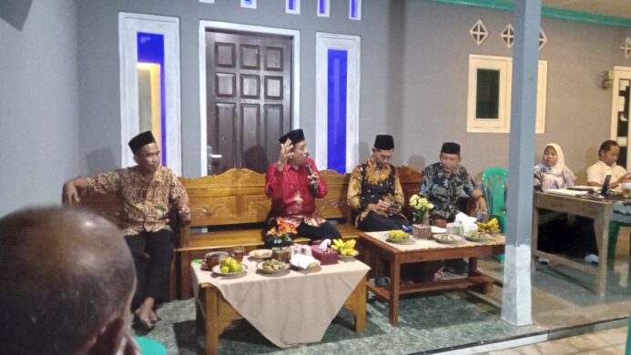 Ketua KMP Desa Karangtengah (kedua dari kiri) saat sosialisasi koperasi Sabtu 5 Juli 2025 (Foto Asep)