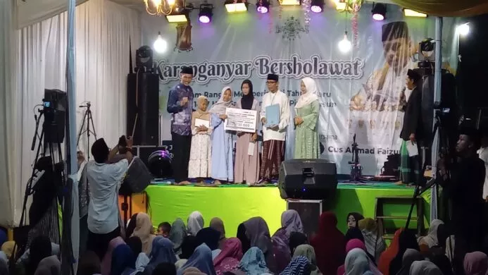Santunan untuk anak yatim piatu diserahkan oleh Kepala Desa dan Ketua Panitia Minggu 6 Juli 2025 (Foto Asep)