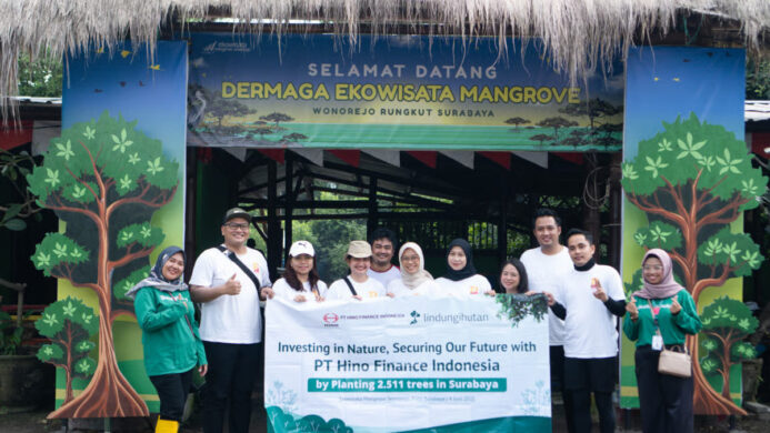 PT Hino Finance Indonesia Tanam Ribuan Mangrove