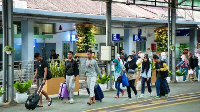 Penumpang Naik Kereta di Divre IV Tanjungkarang
