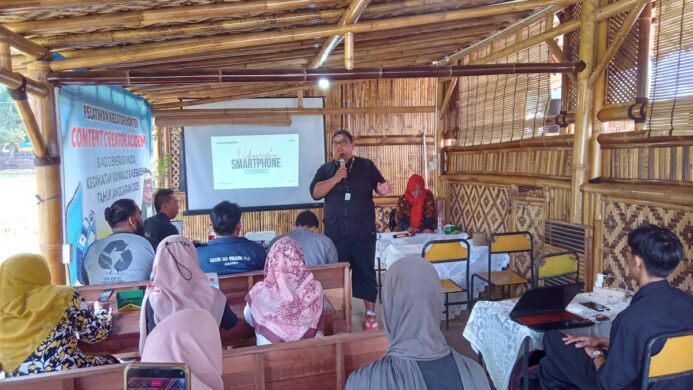 Irfan Bachtiar saat memberi materi pelatihan pembuatan konten video Content Creator Academy Rabu 30 Juli 2025 (Foto Asep)