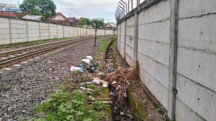 KAI Divre IV Tanjungkarang Imbau Warga Tidak Buang Sampah di Sekitar Jalur Rel Kereta Api