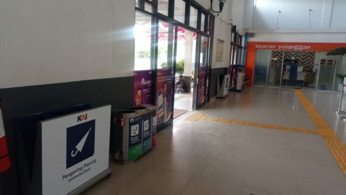 Komitmen Kenyamanan Pelanggan KAI Divre III Palembang Tambah Fasilitas Pengering Payung di Stasiun