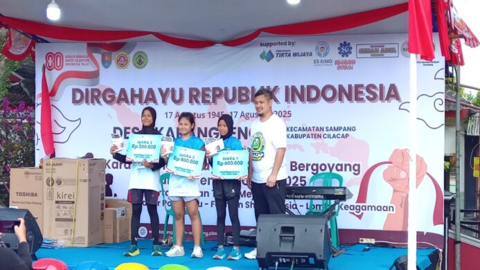 Bintang Romadon saat menyerahkan hadiah pemenang Karangtengah Playon 5K kategori putri pelajar (Foto Asep)