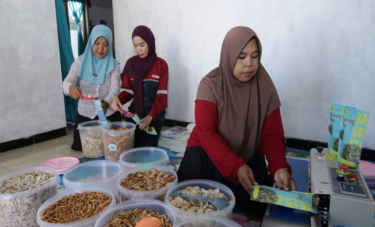 Dalam program pemberdayaan UMKM ini, PT S2P menerapkan model kerja kolektif berbasis gotong royong untuk efisiensi operasional dan menumbuhkan semangat kebersamaan.