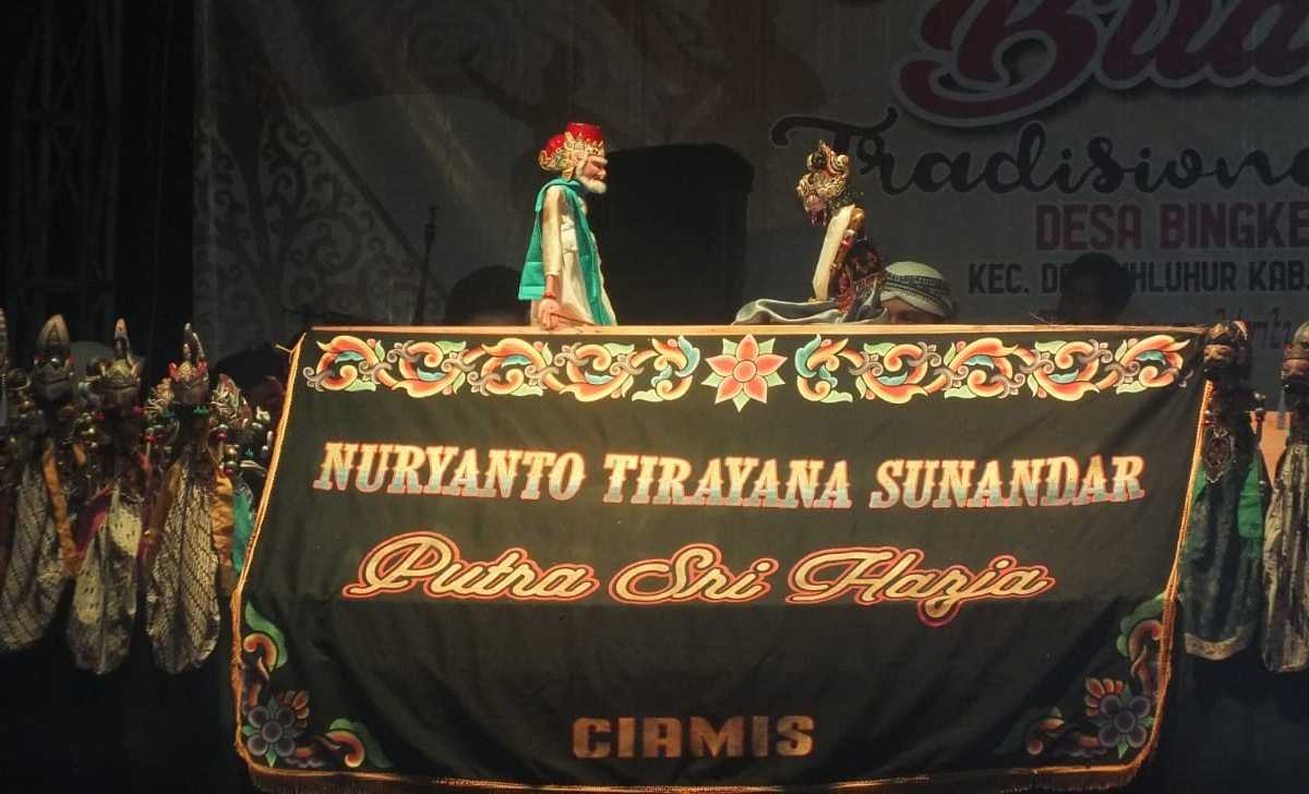 Pagelaran Wayang Golek di Lapangan Arya Bakti Pagelaran Wayang Golek di Lapangan Arya Bakti Desa Bingkeng Kecamatan Dayeuhluhur
