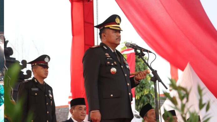 kapolresta cilacap jadi inspektur upacara penurunan bendera merah putih di hut ke 80